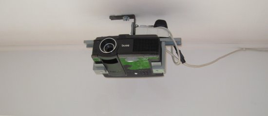 Ein Beamer der bei einer Lauschabwehr auf Wanzen untersucht wird