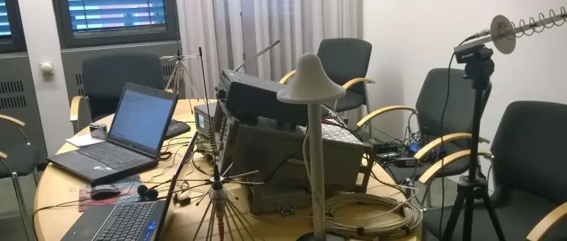 Profis suchen in Büros nach Wanzen und Minikameras. Detektieren von Abhörtechnik im Büro