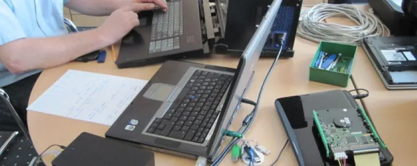 Spezialisten überprüfen eine Privatwohnung im Rahmen einer Lauschabwehr. Lauschabwehr in einer Privatwohnung