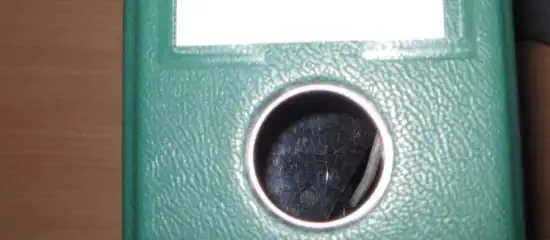 Eine gefundene Miniaturkamera in einem Aktenordner