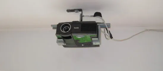 Ein Beamer der bei einer Lauschabwehr auf Wanzen untersucht wird