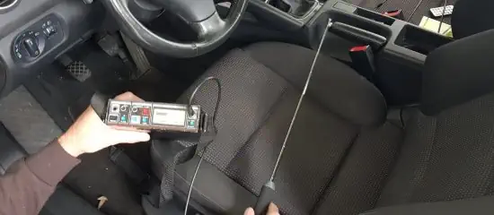 Eine Wanzensuche in einem PKW