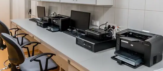 Eine Lauschabwehr wird in einem Labor druchgeführt